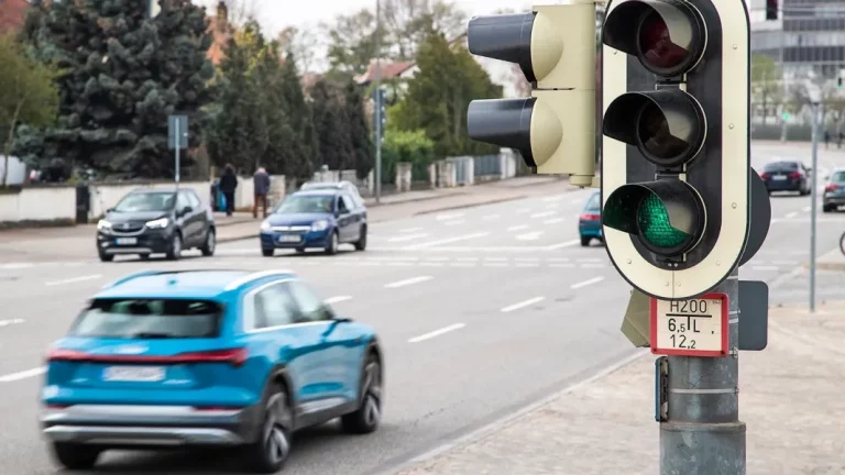La DGT estrena señales de tráfico innovadoras: cómo interpretarlas y actuar en las calles