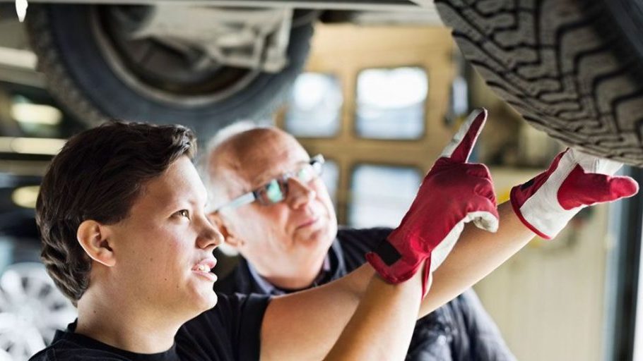 Visitar con frecuencia al mecánico