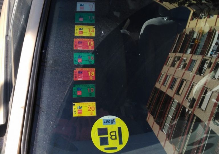 ¿Es obligatorio llevar la pegatina de la DGT pegada en la luna delantera?
