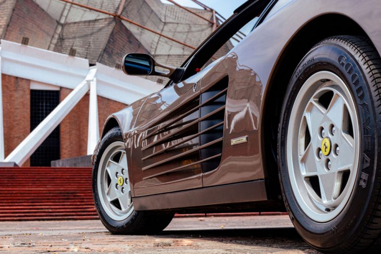 Un detalle hace único a este Ferrari Testarossa que busca hogar