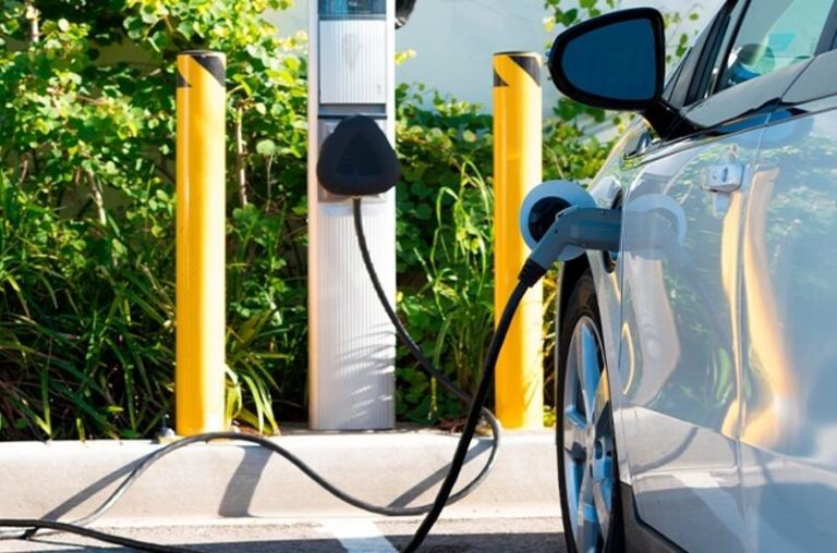 Estas son las marcas que aún no venden coches eléctricos y estas las que sólo venden coches eléctricos