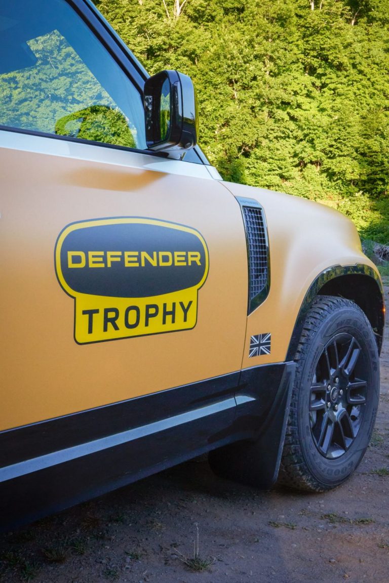 Descubre el Land Rover que viene con aventura extrema incorporada