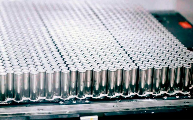 Un empresario usa una vieja batería de Tesla para alimentar toda su empresa con energía solar