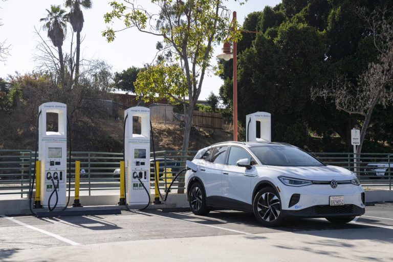 Coche eléctrico: ya no sale tan barato cargar sus baterías en casa
