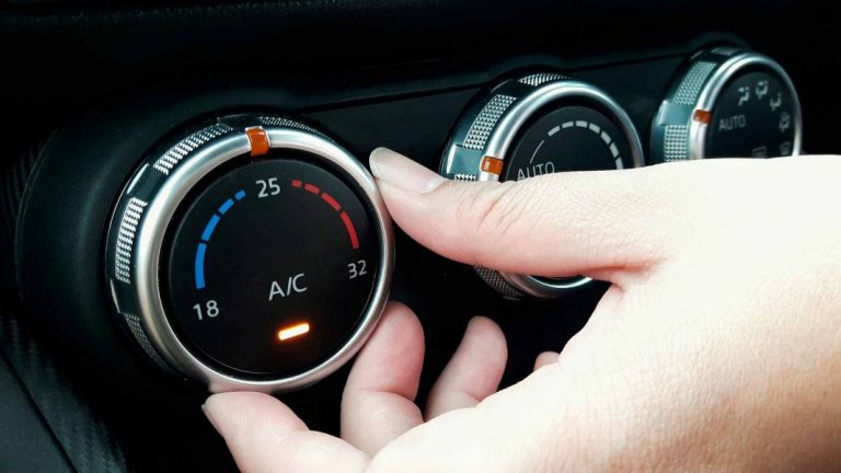 Si tienes que cargar el aire acondicionado de tu coche, estos 5 talleres son más baratos que el oficial