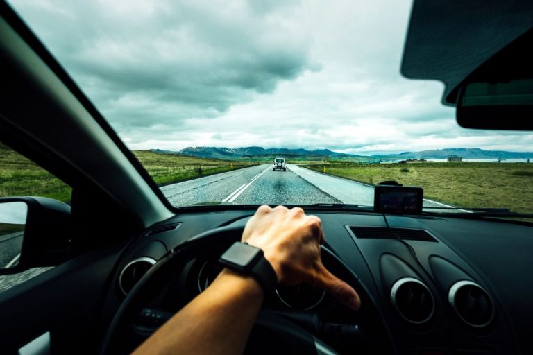 El coche privado y de gasolina gana por goleada en las preferencias de los españoles para moverse