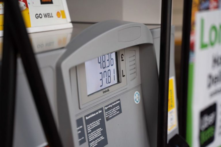 Estos son los litros de gasolina que puedes echar en tu coche con el salario medio