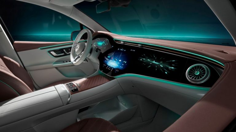 Mercedes hace público cómo es el interior del nuevo EQE SUV