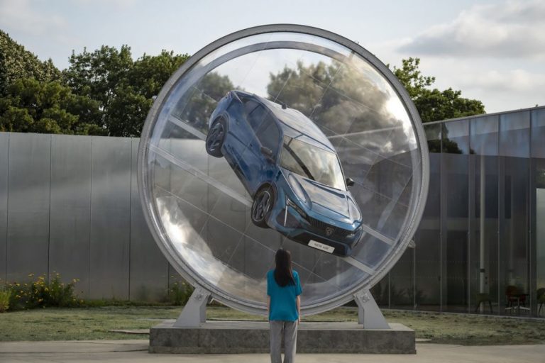 Peugeot 408: la nueva obra de arte del museo Louvre-Lens