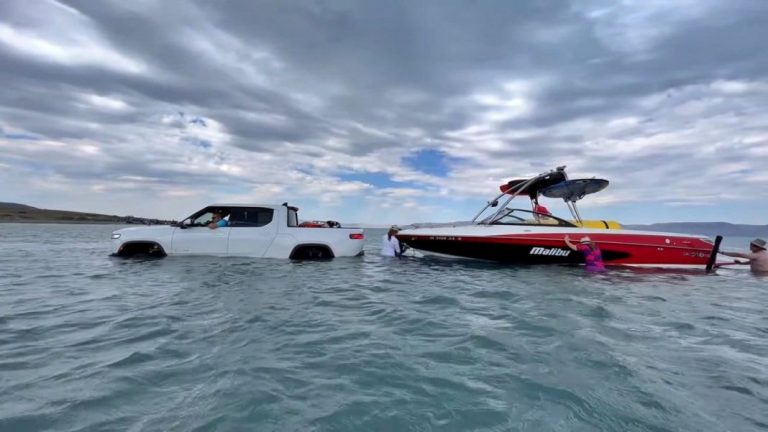 Por tierra y mar, el eléctrico Rivian entra en el terreno de la leyenda