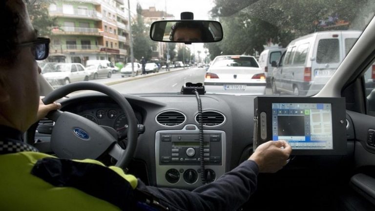 Los motivos por los que la DGT te puede multar con el coche parado