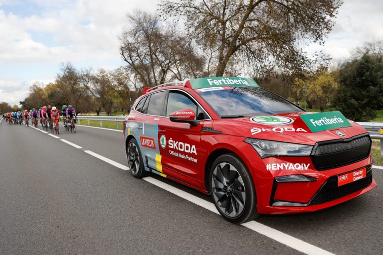 La Vuelta se mueve con los coches electrificados de Skoda