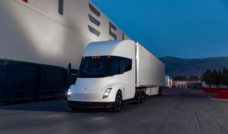 Novedades estéticas y mecánicas para el camión de gran tonelaje Tesla, el Semi