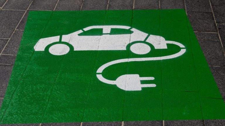 Los coches eléctricos recorren más kilómetros al año que los térmicos ¿Cuántos más?