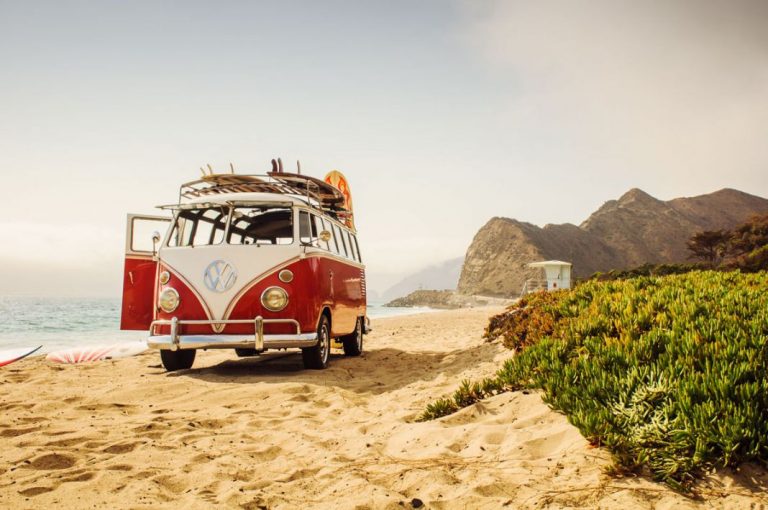 Si tu coche vuelve de la playa, así debes lavarlo para quitarle la arena