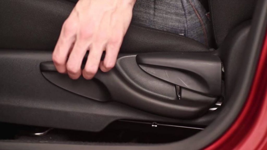 Primero acomoda el asiento del coche