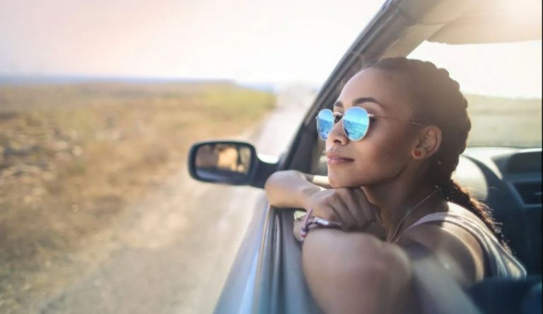 ¿Las ventanas traseras de tu coche no bajan del todo? Este es el motivo