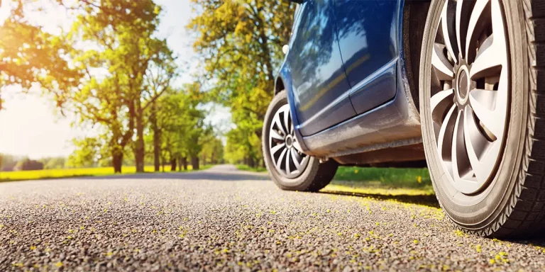 ¿Coche o moto? ¿Quién tiene prioridad en una carretera estrecha?
