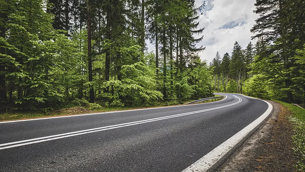 ¿Quién tiene prioridad en una carretera estrecha?
