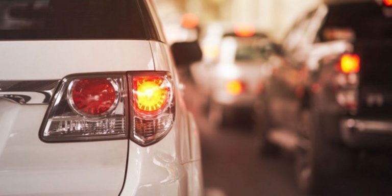 La DGT se pronuncia: ¿hay que llevar las luces del coche encendidas todo el día?