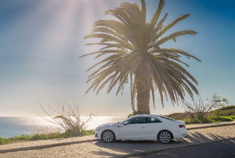 La multa que la policía te puede poner por aparcar tu coche en la playa