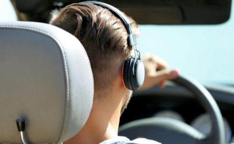 ¿Me pueden multar por conducir con auriculares?, la DGT contesta