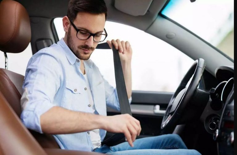 ¿Me puede multar la DGT si no llevo cinturones en las plazas traseras en mi coche clásico?