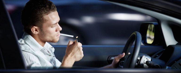 Fumar en el coche: el aviso de la Guardia Civil a los conductores que siguen haciéndolo