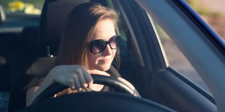 Las gafas de sol que recomienda la DGT que lleves en el coche