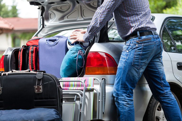 El equipaje y otras cosas fuera del maletero de tu coche. La forma segura de transportarlas y de paso evitar una multa