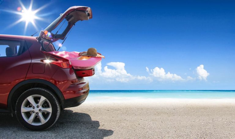5 accesorios que convierten tu coche en el vehículo más práctico para llevártelo a la playa de vacaciones