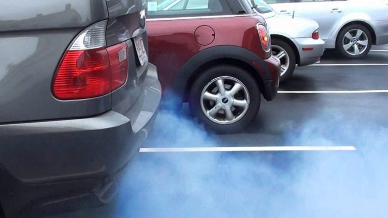 Si tu coche suelta humo azul, esto es lo que le pasa