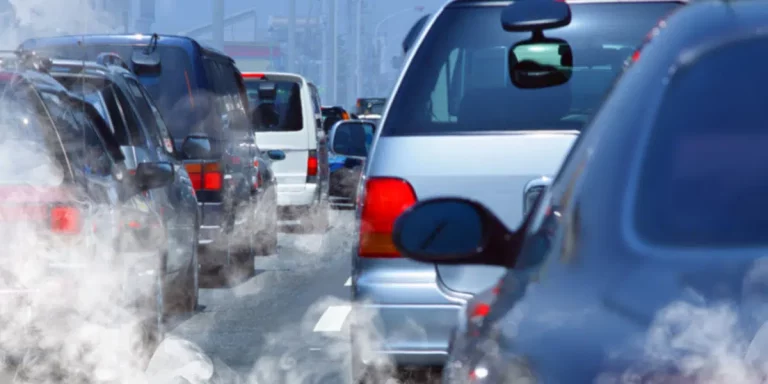 Esto es lo que le pasa al motor de tu coche si suelta humo de color azul