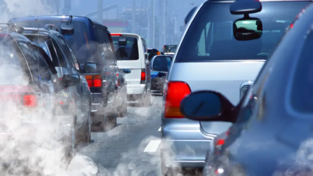 Esto es lo que le pasa al motor de tu coche si suelta humo de color azul