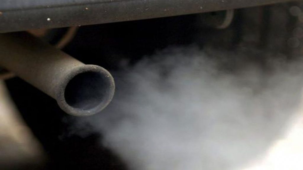 A veces es normal que el coche expulse humo