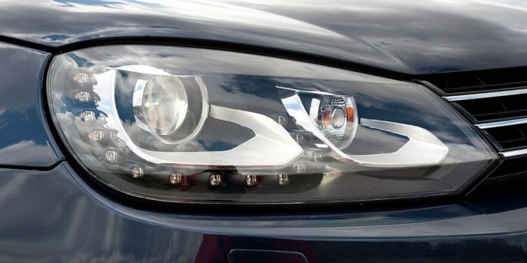 Así de sencillo es cambiar una bombilla a tu coche