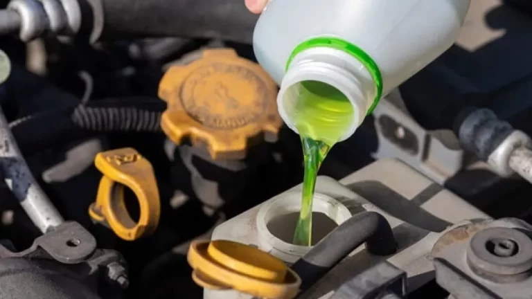 Cambiando el anticongelante de tu coche evitas averías en el motor