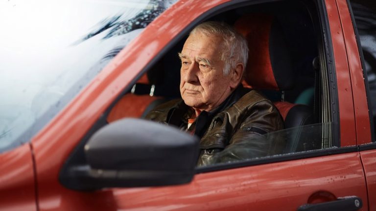 El peligro que suponen los conductores mayores para la DGT