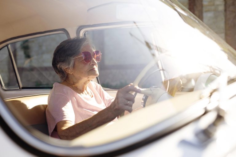Los consejos de la DGT a conductores mayores de 65 años
