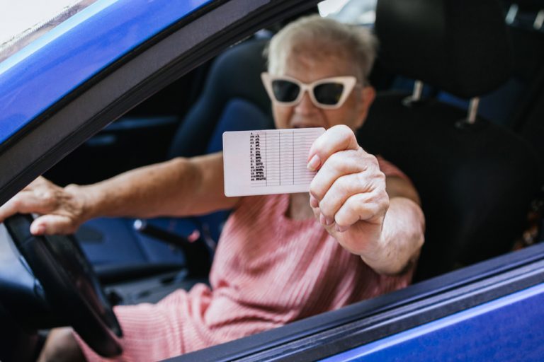 La DGT se pronuncia sobre las ventajas del carnet de conducir para los jubilados
