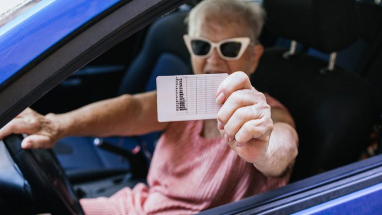 ¿Eres conductor y tienes más de 65 años? La DGT parece que tiene una buena noticia para ti