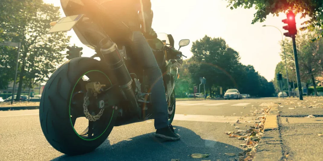¿Qué lugar ocupan las motos en la prioridad en un estrechamiento?