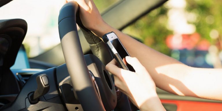 Los riesgos que no conocías de cargar tu teléfono en el coche
