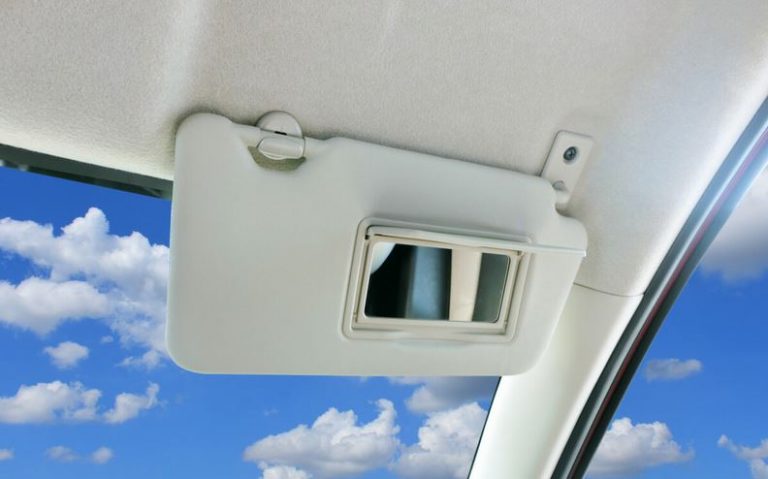 ¿Te puede multar la DGT por usar el parasol de tu coche?