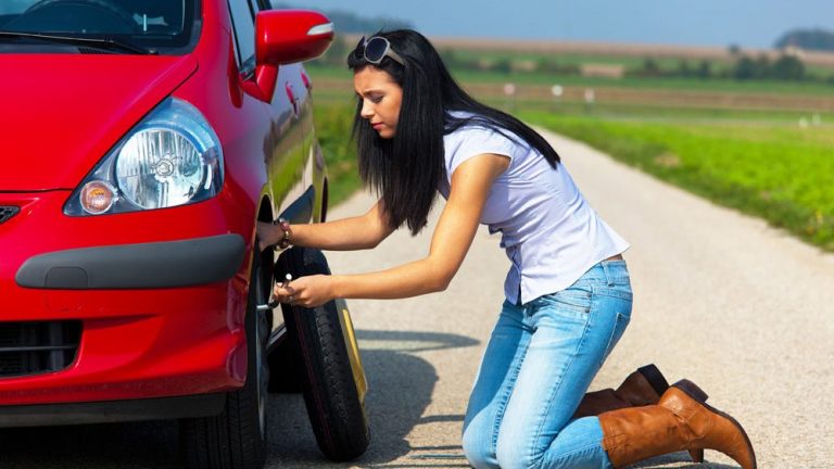 Esta es la multa que la Guardia Civil de Tráfico te puede poner por cambiar una rueda pinchada en la carretera