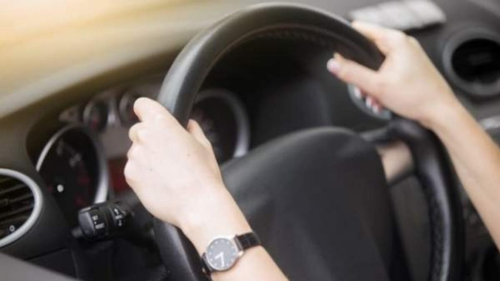 DGT:¿Cómo debo colocar las manos en el volante?