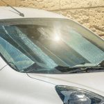 El error al colocar el parasol del coche que eleva la temperatura interior hasta 8 grados y puede dañar el salpicadero