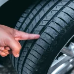 Neumáticos en verano: el calor extremo dispara los reventones y llevar el dibujo bajo puede costar 200 euros de multa