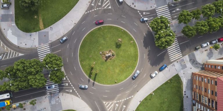 ¿Puedo salir de una rotonda desde los carriles interiores? La DGT lo deja claro