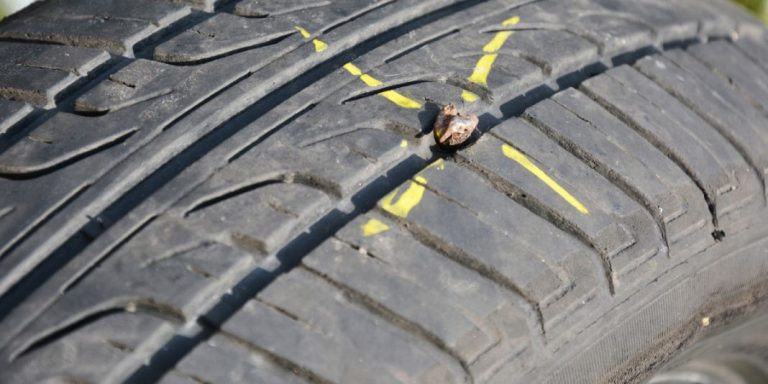 Así de sencillo es poner una rueda de repuesto si has pinchado